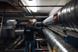Teknisk förvaltare från SBC inspekterar ventilationsrör i bostadsrättsförening